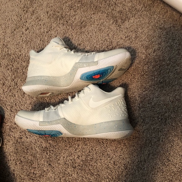 COPY - Nike Kyrie 3 Ivory Very clean! - Picture 2 of 3